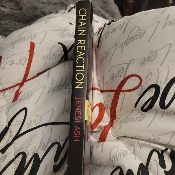 Chain Reaction, paperback book, By Jenesi Ash - Picture 4 of 4